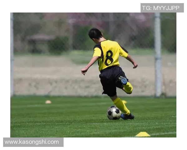 足球明星如何在单人防守中展现个人技术与战术智慧的完美结合